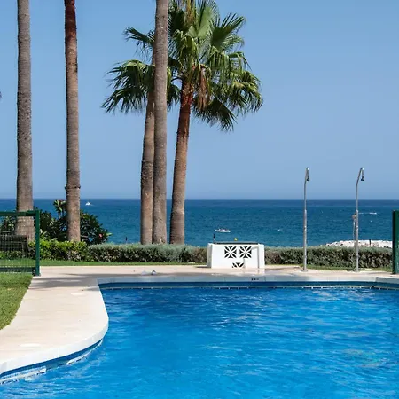 Апартаменты Stunning Beachfront With Sea Views