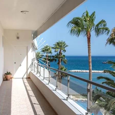 Апартаменты Stunning Beachfront With Sea Views