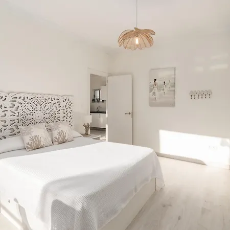 Апартаменты Stunning Beachfront With Sea Views Бенальмадена