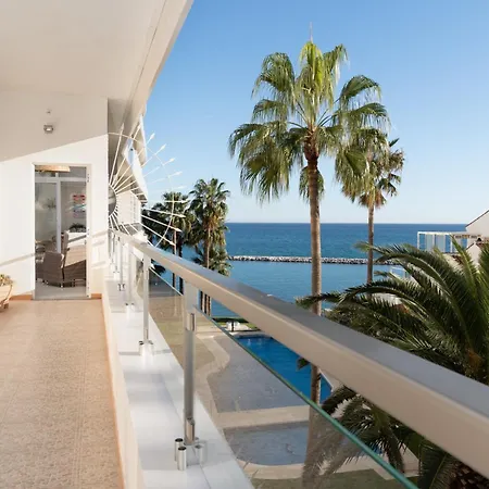 Апартаменты Stunning Beachfront With Sea Views Бенальмадена